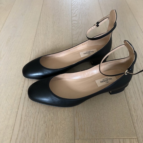 Valentino Garavani Tango Black Leather Low Heel Pumps - Picture 2 of 6